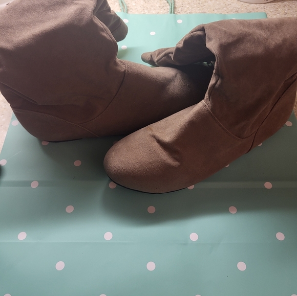 Boots - Picture 4 of 6